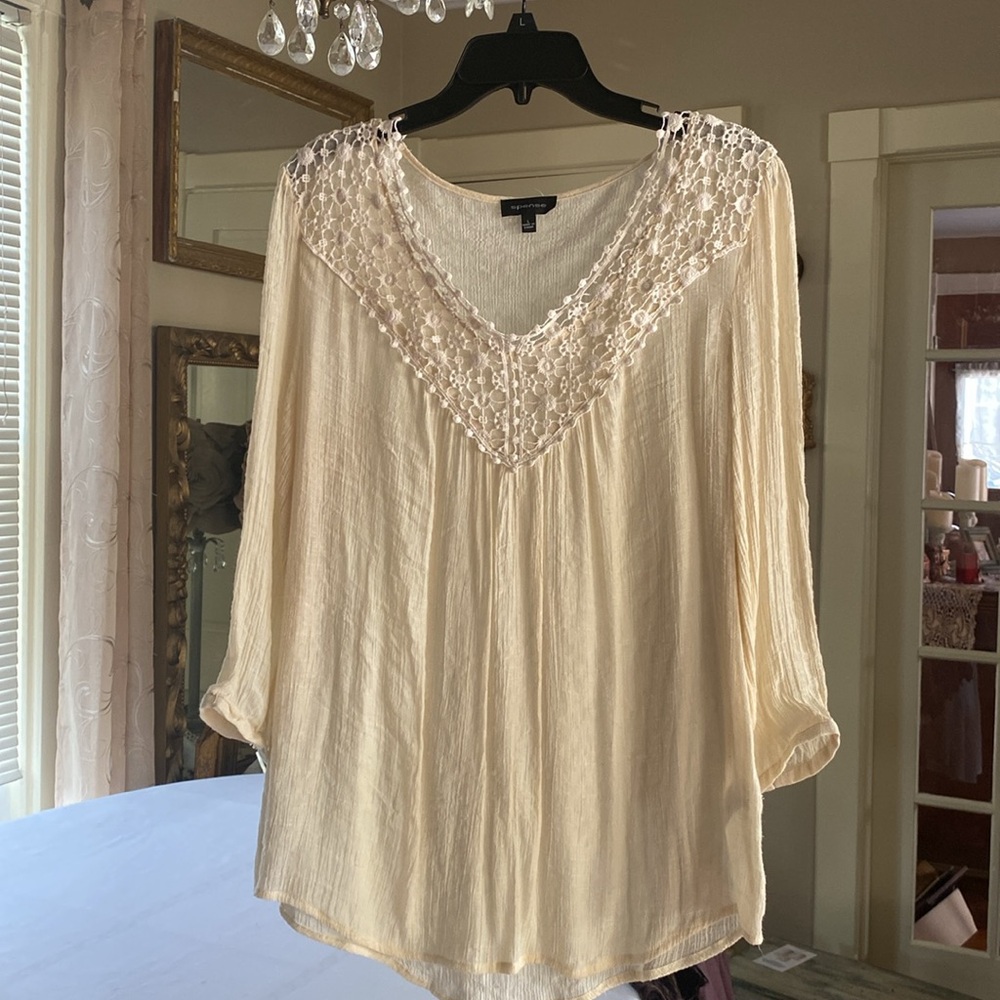 Women’s Lg long sleeve cream colored top/tunic